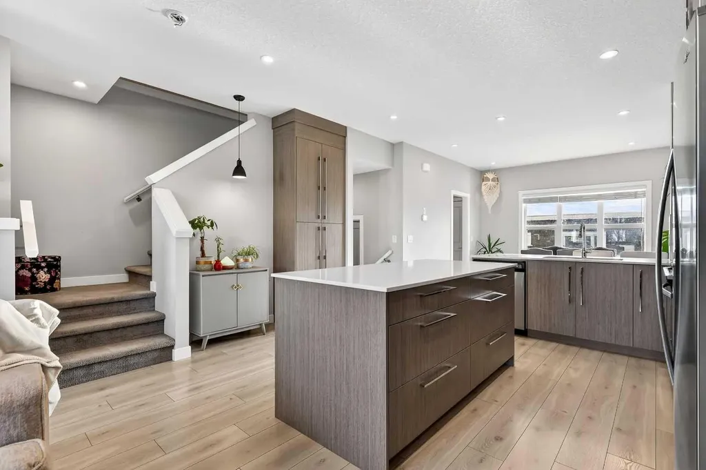 472 West Lakeview Drive Chestermere AB T1X 2A4