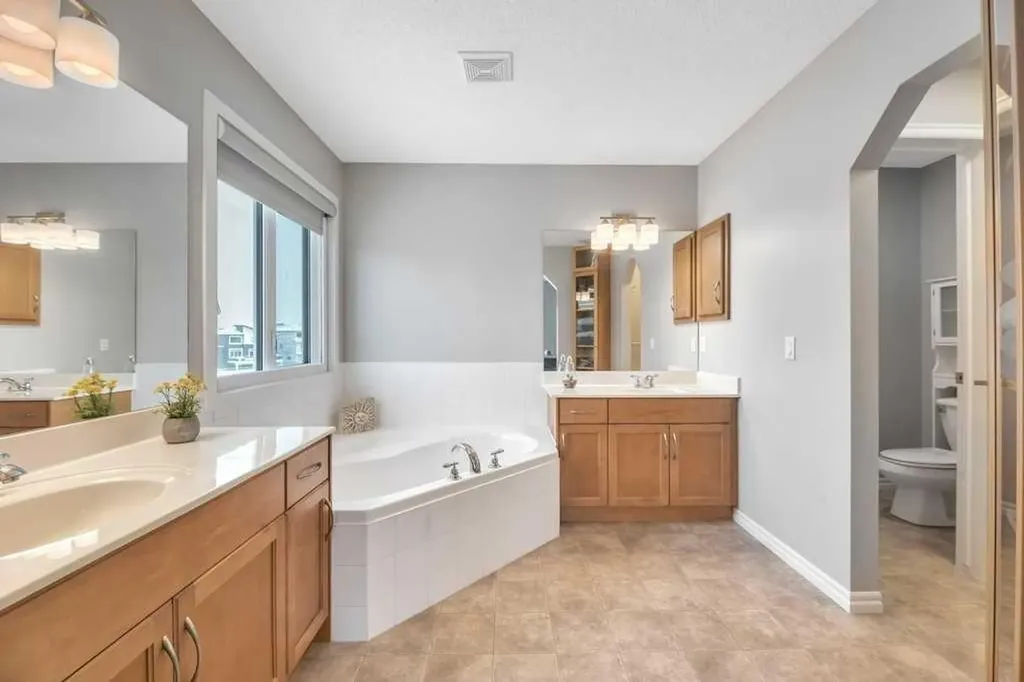 392 Rainbow Falls Way Chestermere AB T1X 1S6