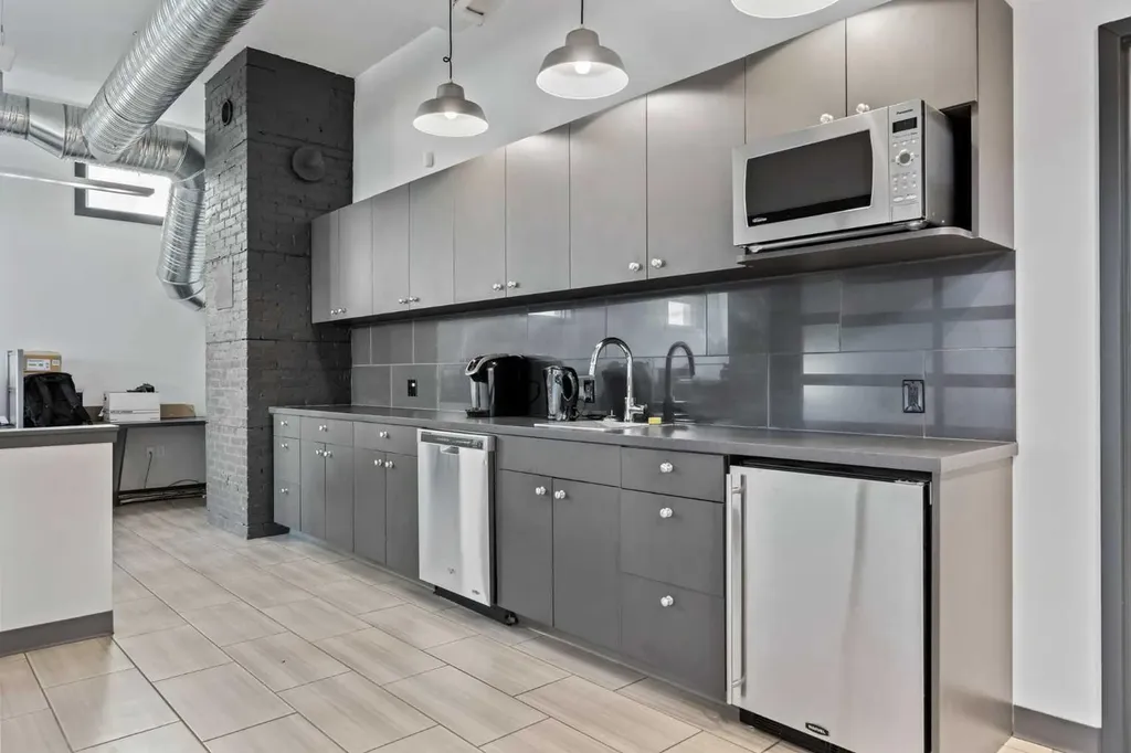 1742 10 Avenue SW Calgary AB T3C0J8