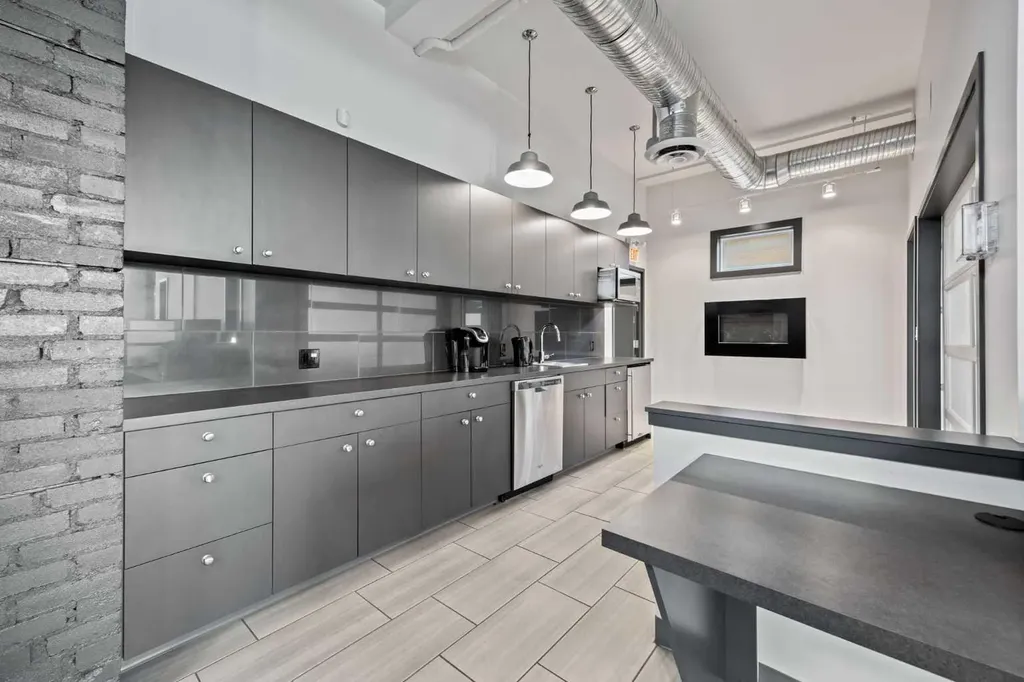 1742 10 Avenue SW Calgary AB T3C0J8