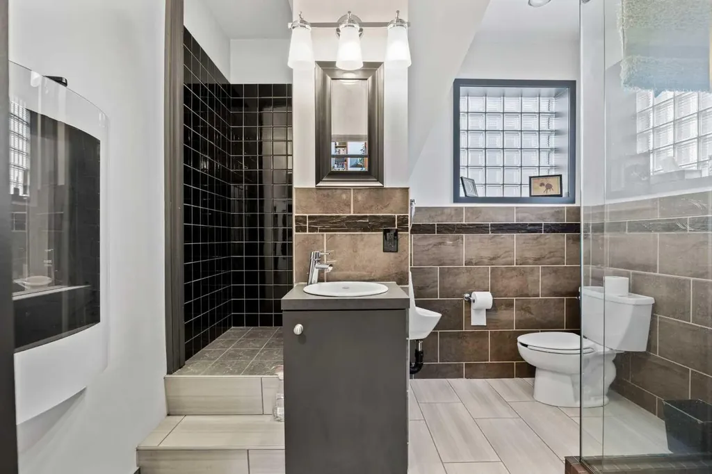 1742 10 Avenue SW Calgary AB T3C0J8