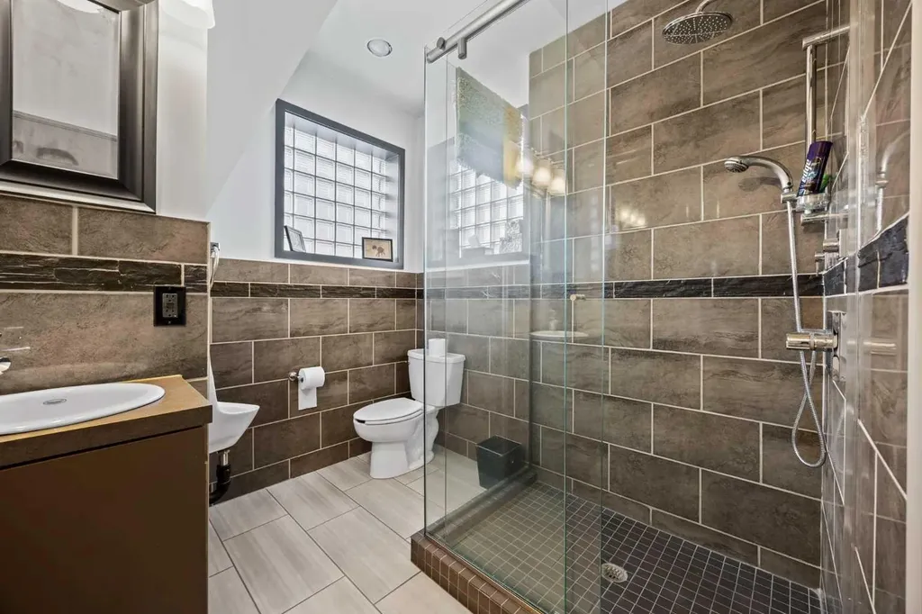 1742 10 Avenue SW Calgary AB T3C0J8