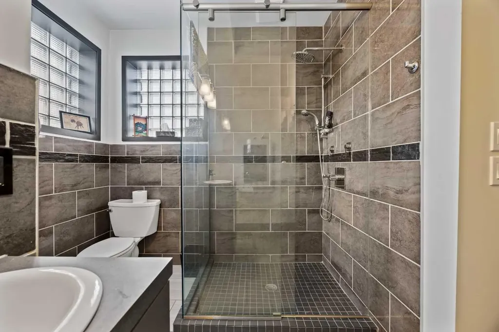 1742 10 Avenue SW Calgary AB T3C0J8