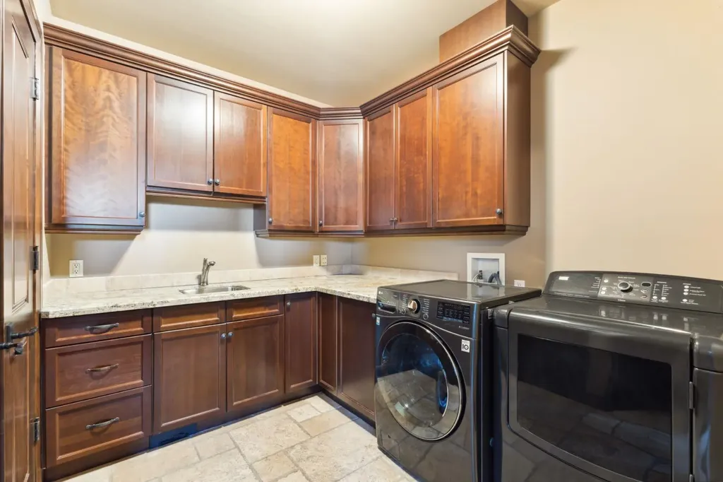 2248 9 Avenue SE Calgary AB T2G 5P7