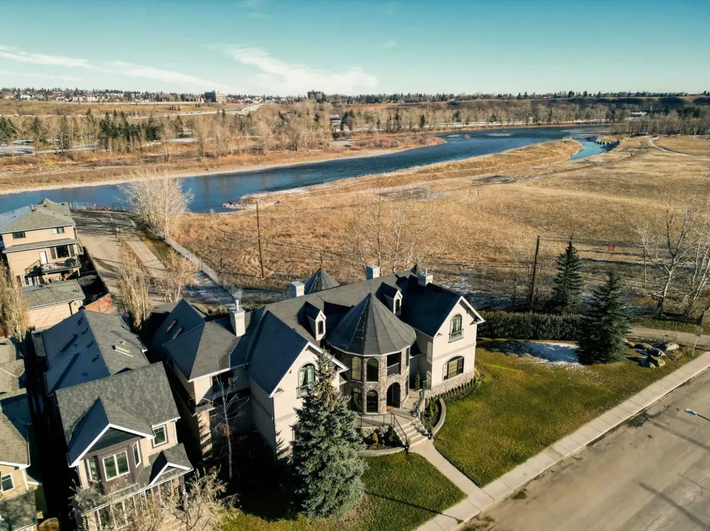 2248 9 Avenue SE Calgary AB T2G 5P7