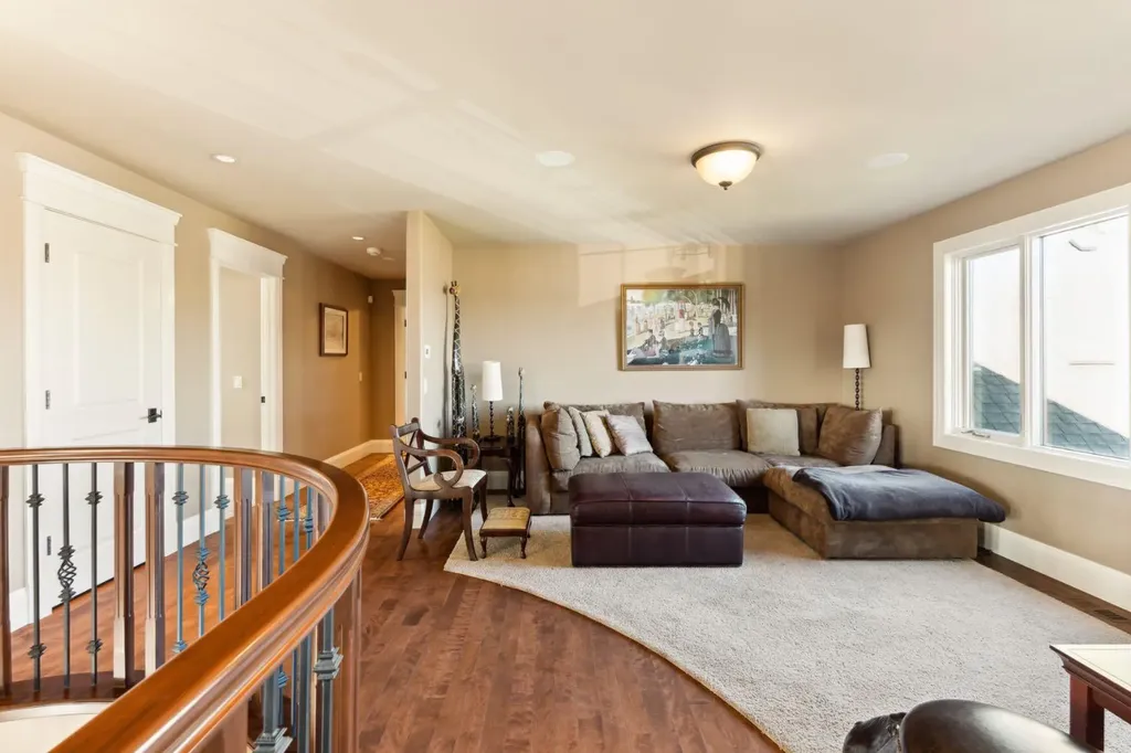 2248 9 Avenue SE Calgary AB T2G 5P7