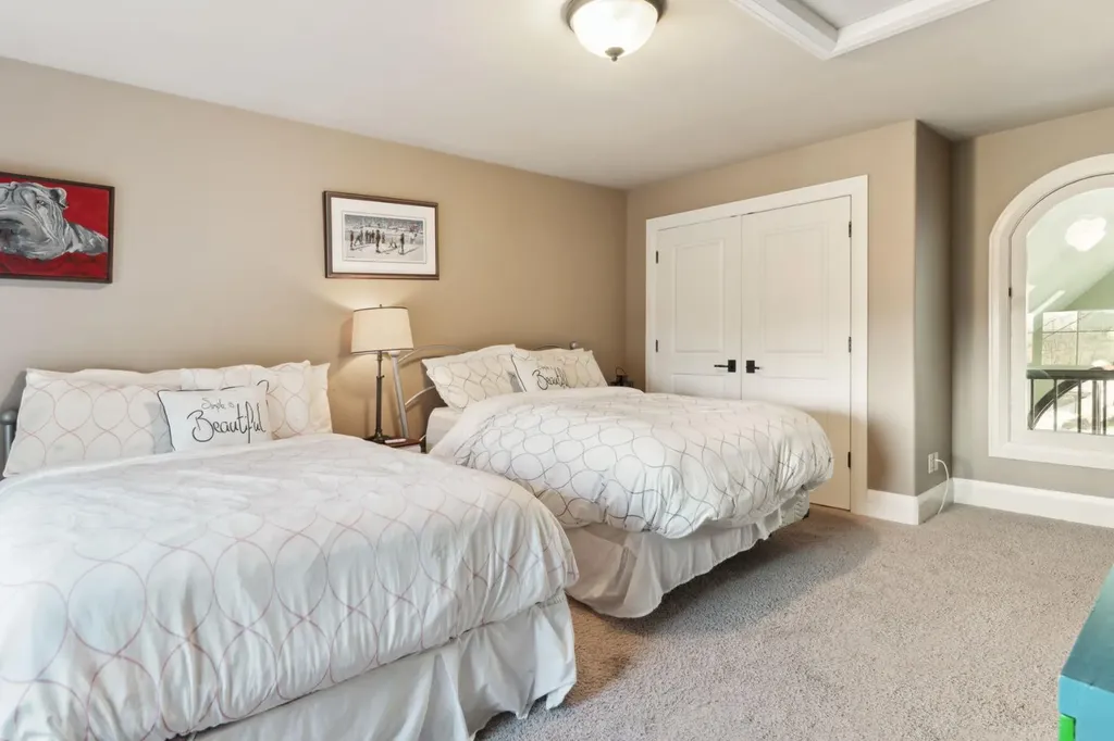 2248 9 Avenue SE Calgary AB T2G 5P7