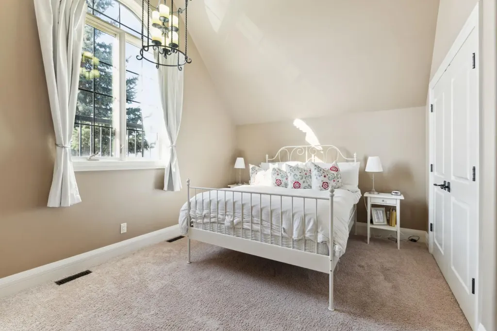 2248 9 Avenue SE Calgary AB T2G 5P7