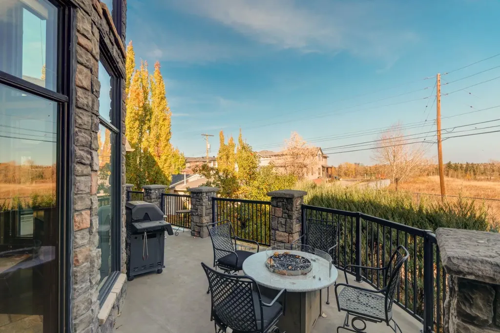 2248 9 Avenue SE Calgary AB T2G 5P7