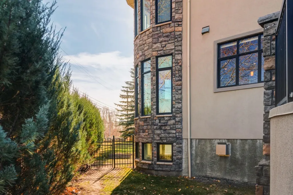 2248 9 Avenue SE Calgary AB T2G 5P7