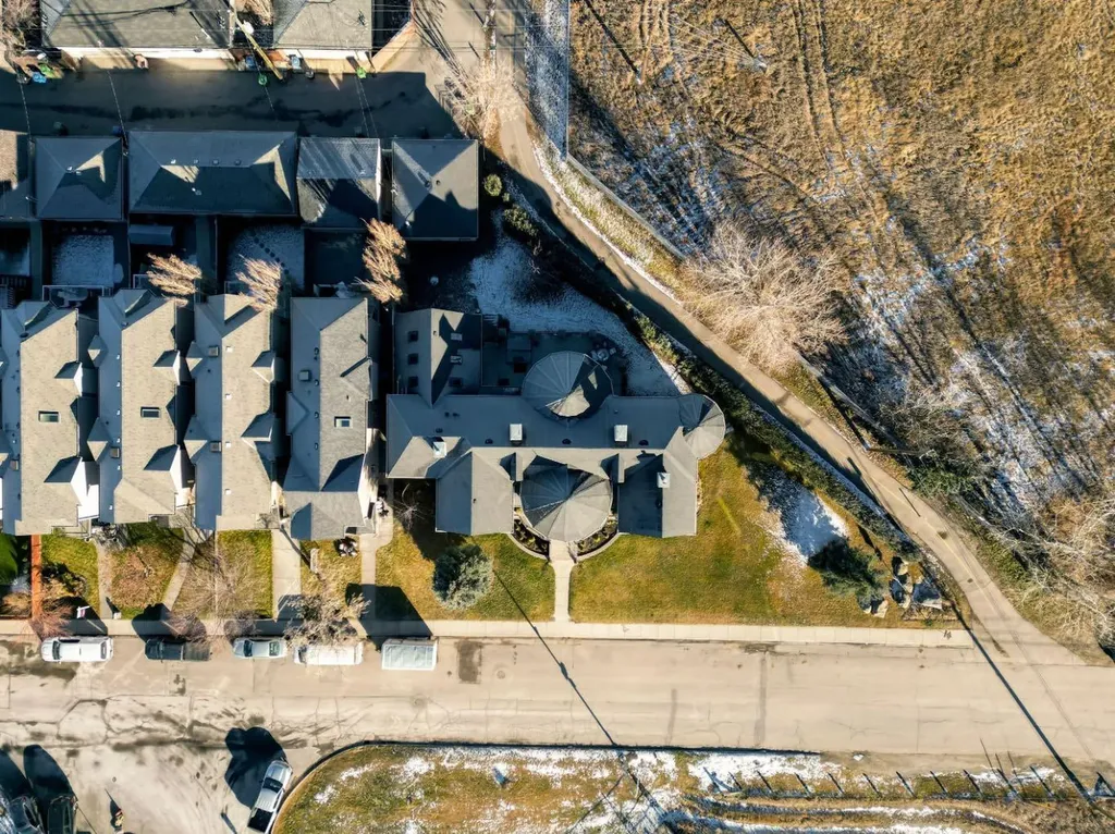 2248 9 Avenue SE Calgary AB T2G 5P7