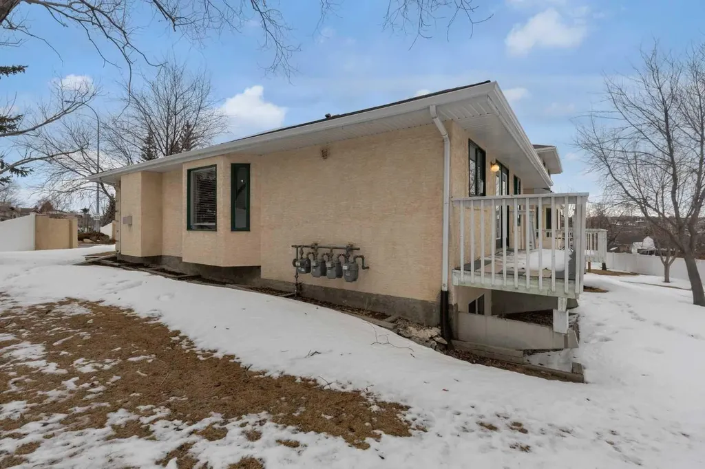 200 Sandstone Drive NW Calgary AB T3K 4N7