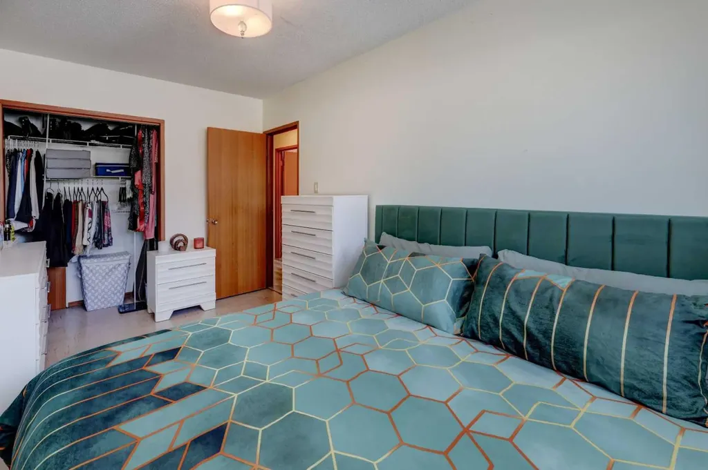 4721 Edmonton Trail NE Calgary AB T2E 3V7