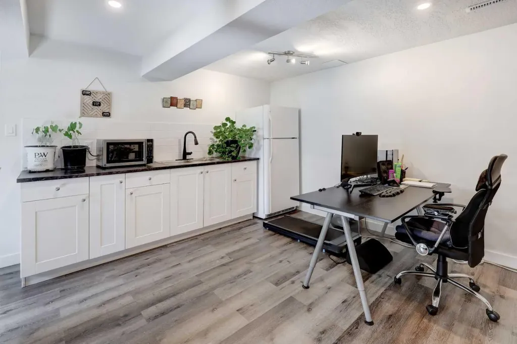 4721 Edmonton Trail NE Calgary AB T2E 3V7
