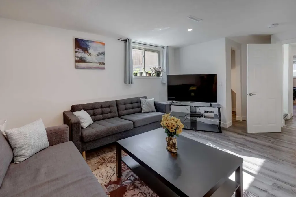 4721 Edmonton Trail NE Calgary AB T2E 3V7