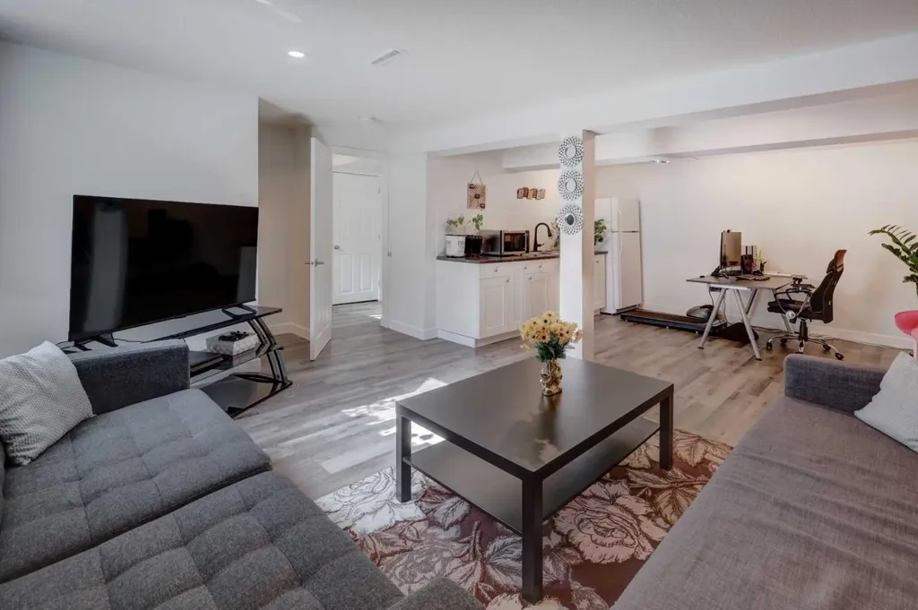 4721 Edmonton Trail NE Calgary AB T2E 3V7