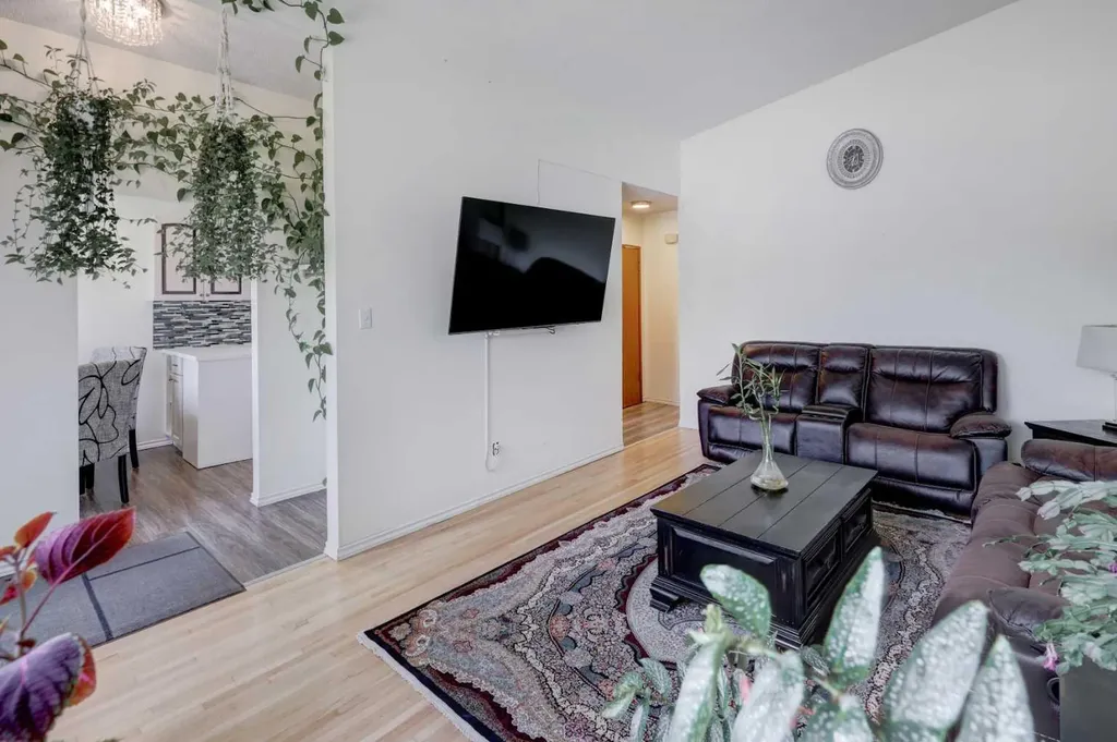 4721 Edmonton Trail NE Calgary AB T2E 3V7
