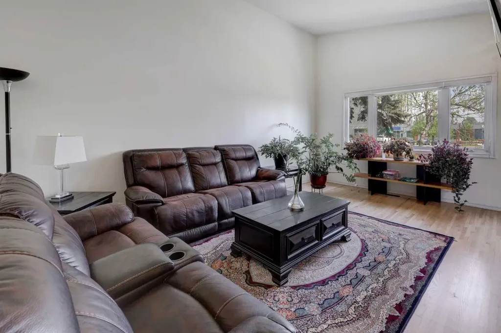 4721 Edmonton Trail NE Calgary AB T2E 3V7