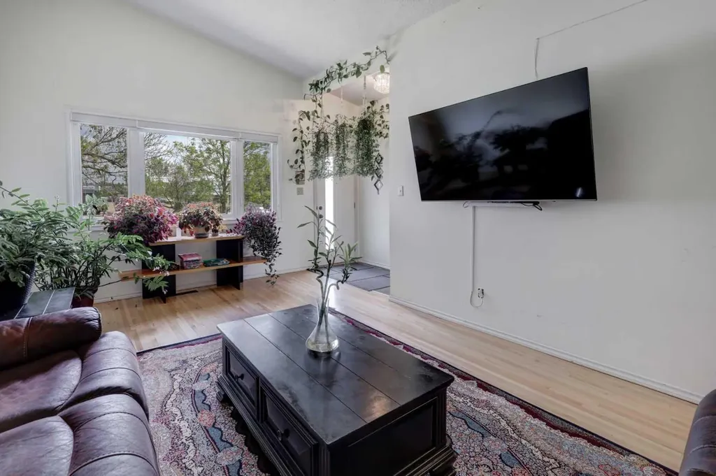 4721 Edmonton Trail NE Calgary AB T2E 3V7