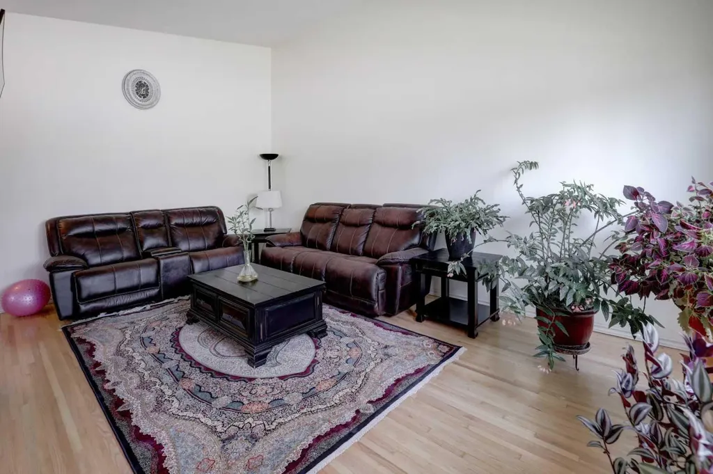 4721 Edmonton Trail NE Calgary AB T2E 3V7