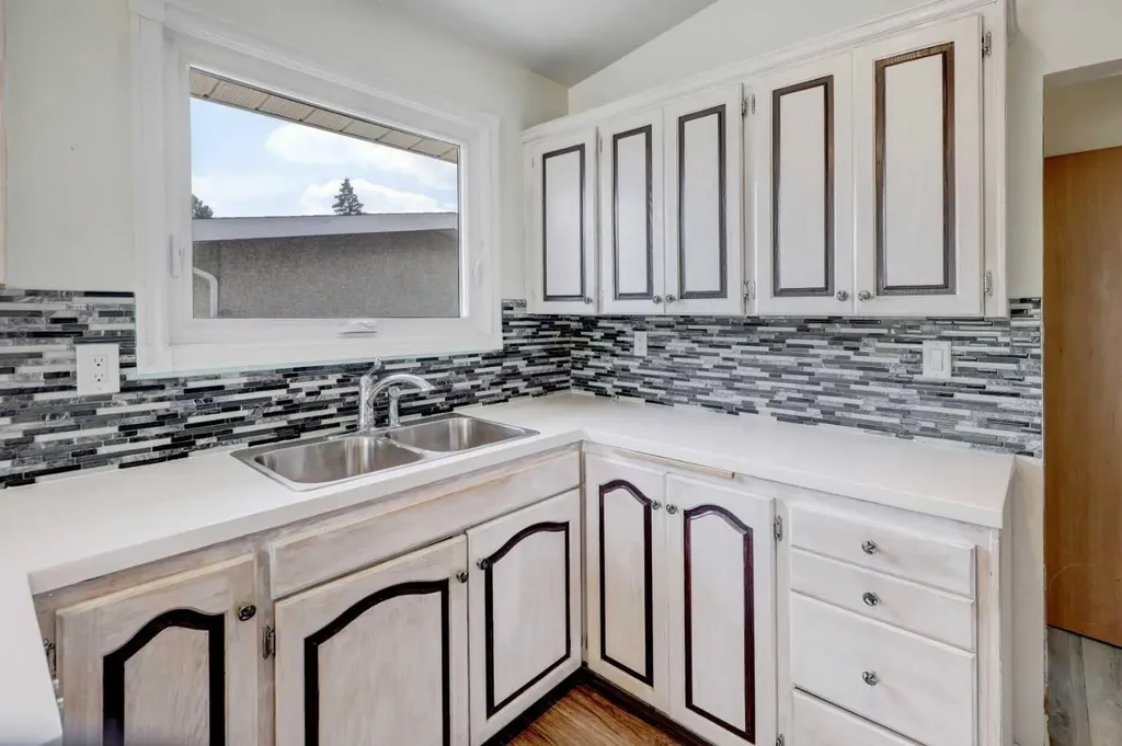 4721 Edmonton Trail NE Calgary AB T2E 3V7