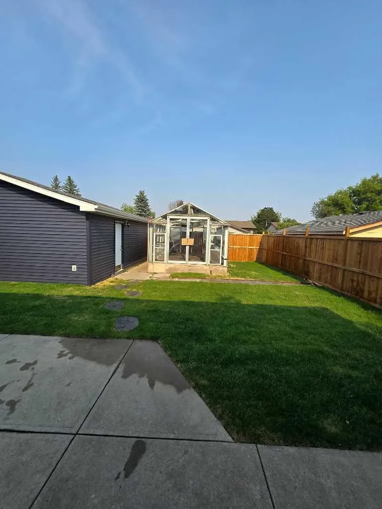 327 Rundleview Drive NE Calgary AB T1Y 1H9