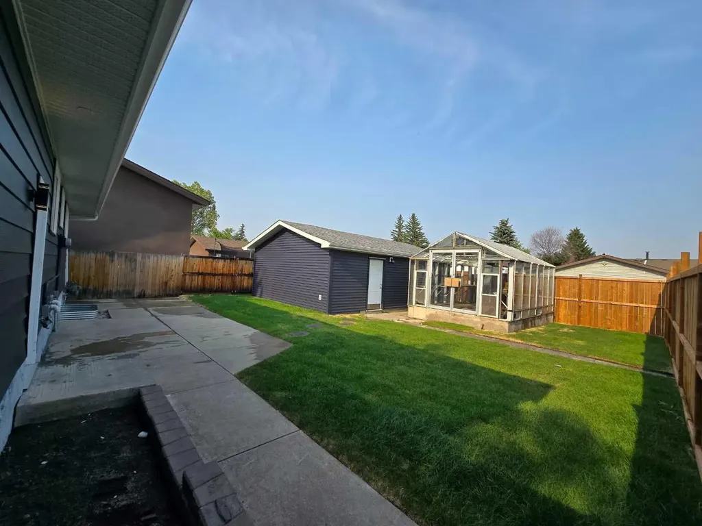 327 Rundleview Drive NE Calgary AB T1Y 1H9