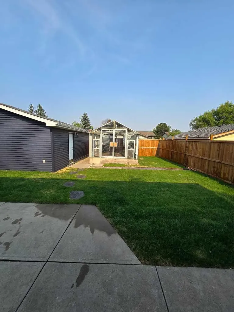 327 Rundleview Drive NE Calgary AB T1Y 1H9