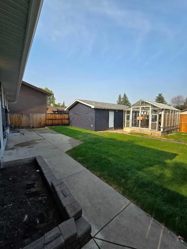 327 Rundleview Drive NE Calgary AB T1Y 1H9