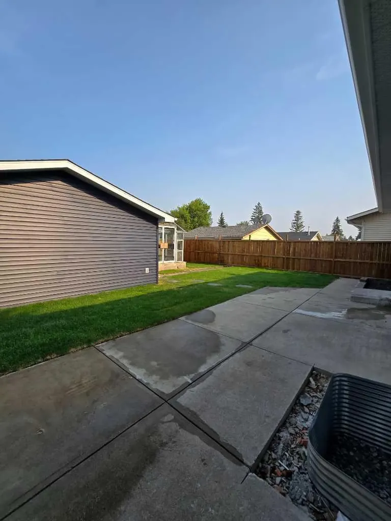 327 Rundleview Drive NE Calgary AB T1Y 1H9