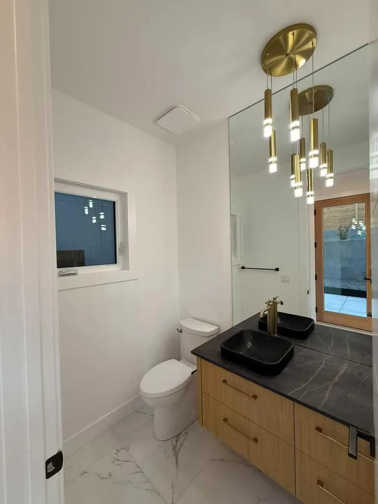 1924 10 Avenue NW Calgary AB T2N1G3