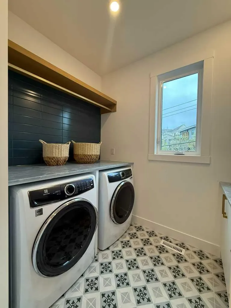 1924 10 Avenue NW Calgary AB T2N1G3