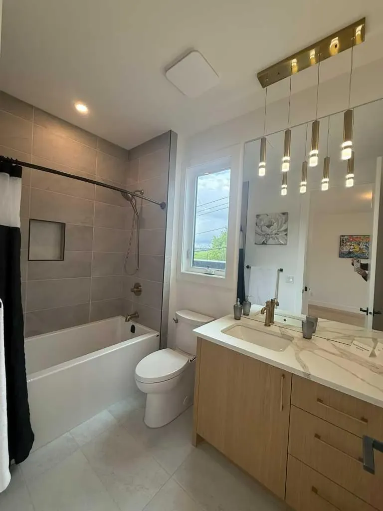 1924 10 Avenue NW Calgary AB T2N1G3