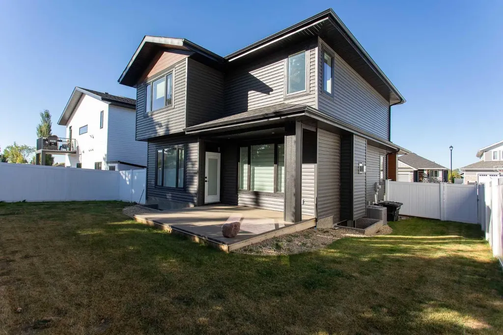 18 Cameron Court Lacombe AB T4L 0K3