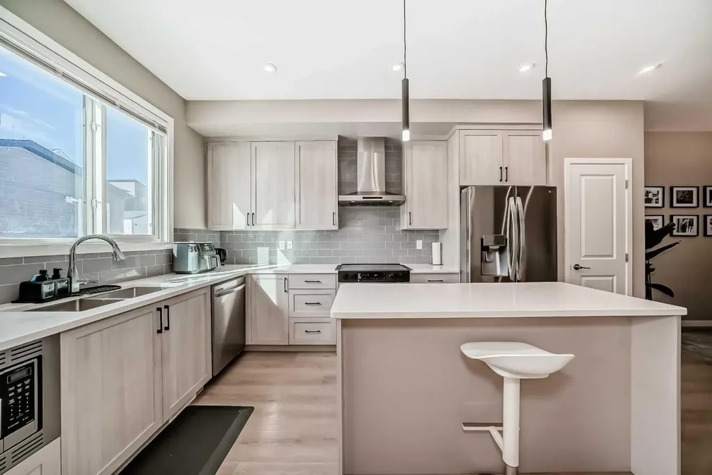 455 Tekarra Drive NW Calgary AB T3R 2G3