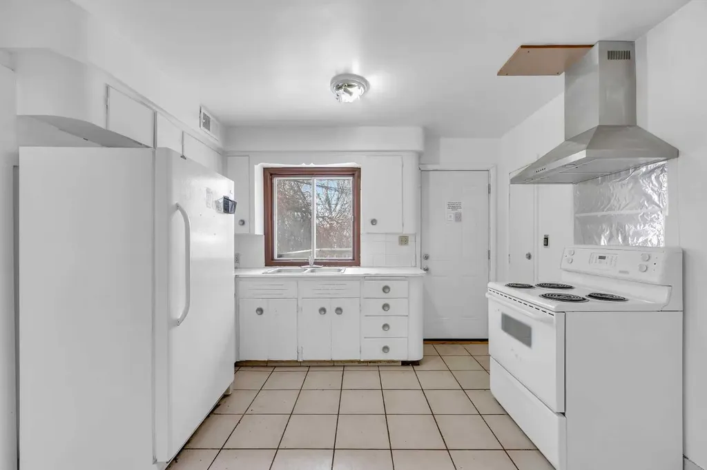 2472 Capitol Hill Crescent NW Calgary AB T2M 2A2