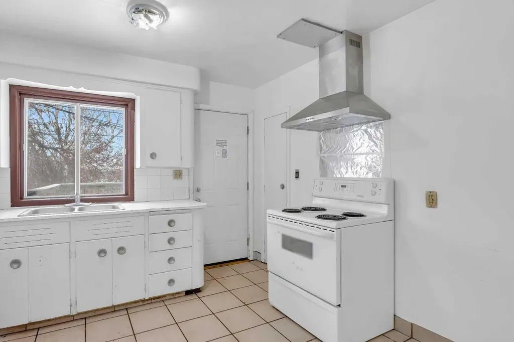 2472 Capitol Hill Crescent NW Calgary AB T2M 2A2
