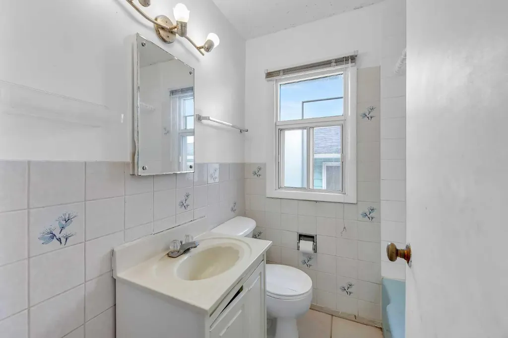 2472 Capitol Hill Crescent NW Calgary AB T2M 2A2