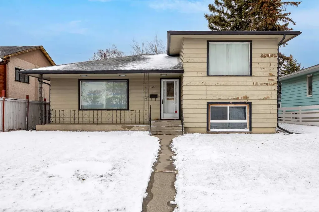 2472 Capitol Hill Crescent NW Calgary AB T2M 2A2
