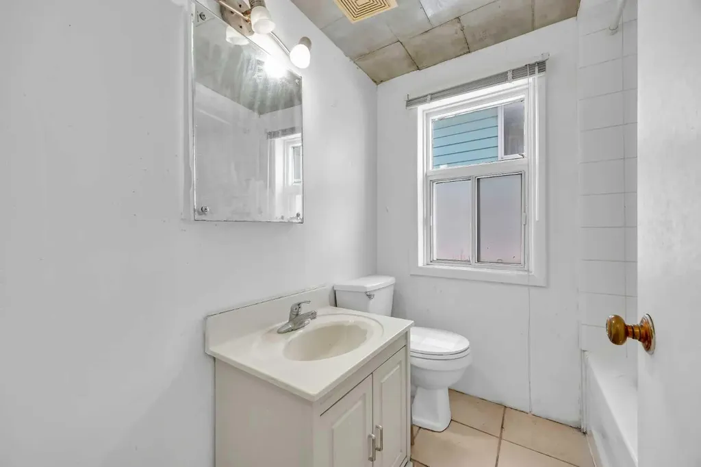 2472 Capitol Hill Crescent NW Calgary AB T2M 2A2