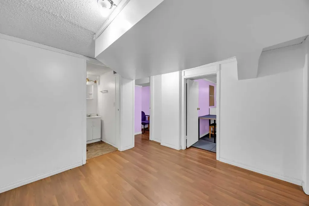 2472 Capitol Hill Crescent NW Calgary AB T2M 2A2