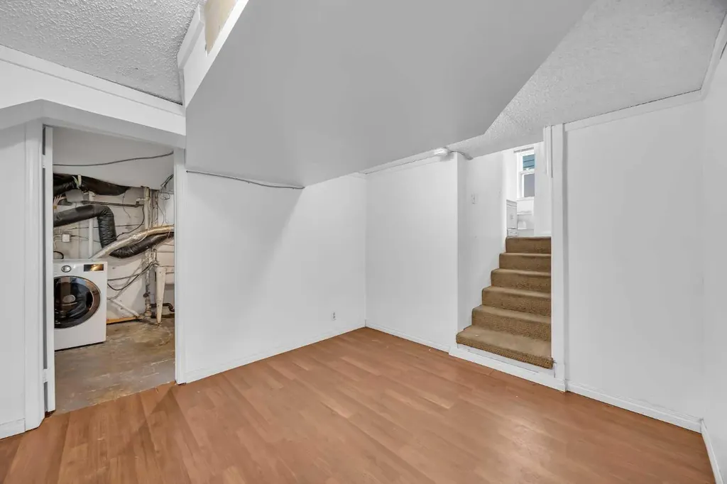 2472 Capitol Hill Crescent NW Calgary AB T2M 2A2
