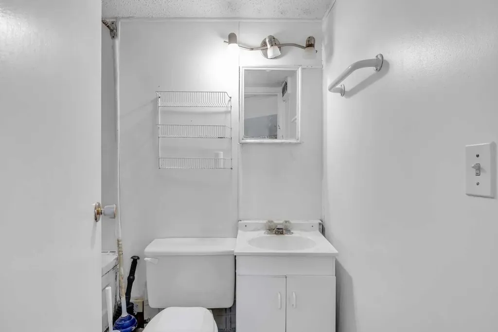 2472 Capitol Hill Crescent NW Calgary AB T2M 2A2
