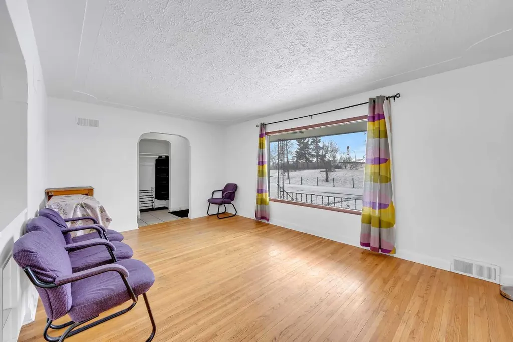 2472 Capitol Hill Crescent NW Calgary AB T2M 2A2