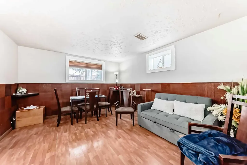 2517 36 Street SE Calgary AB T2B 0Y2