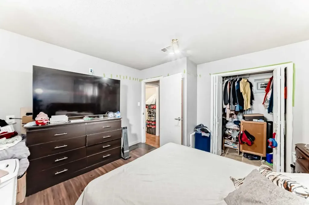 2517 36 Street SE Calgary AB T2B 0Y2