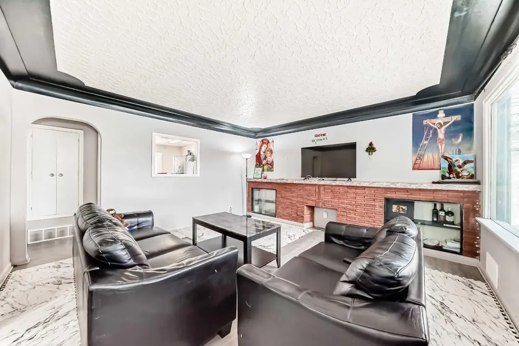 2517 36 Street SE Calgary AB T2B 0Y2