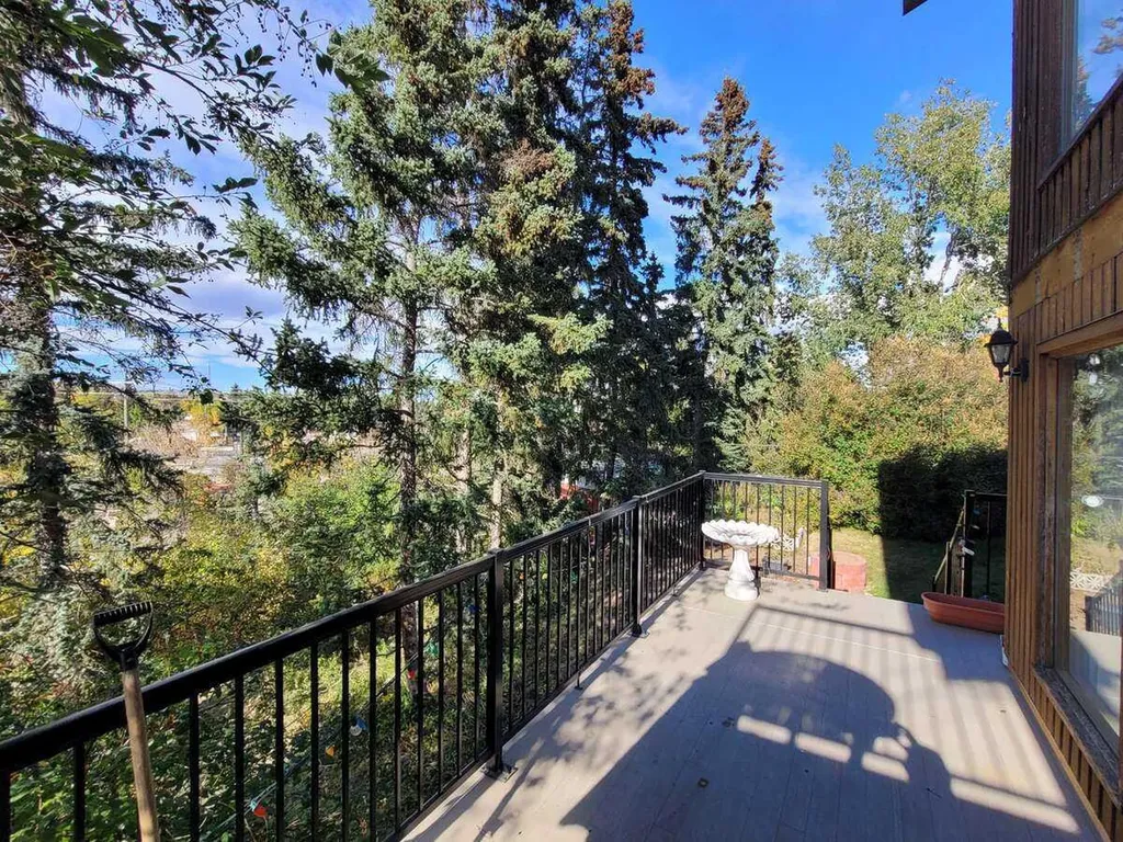 15 Glenview Drive SW Calgary AB T3E 4H4