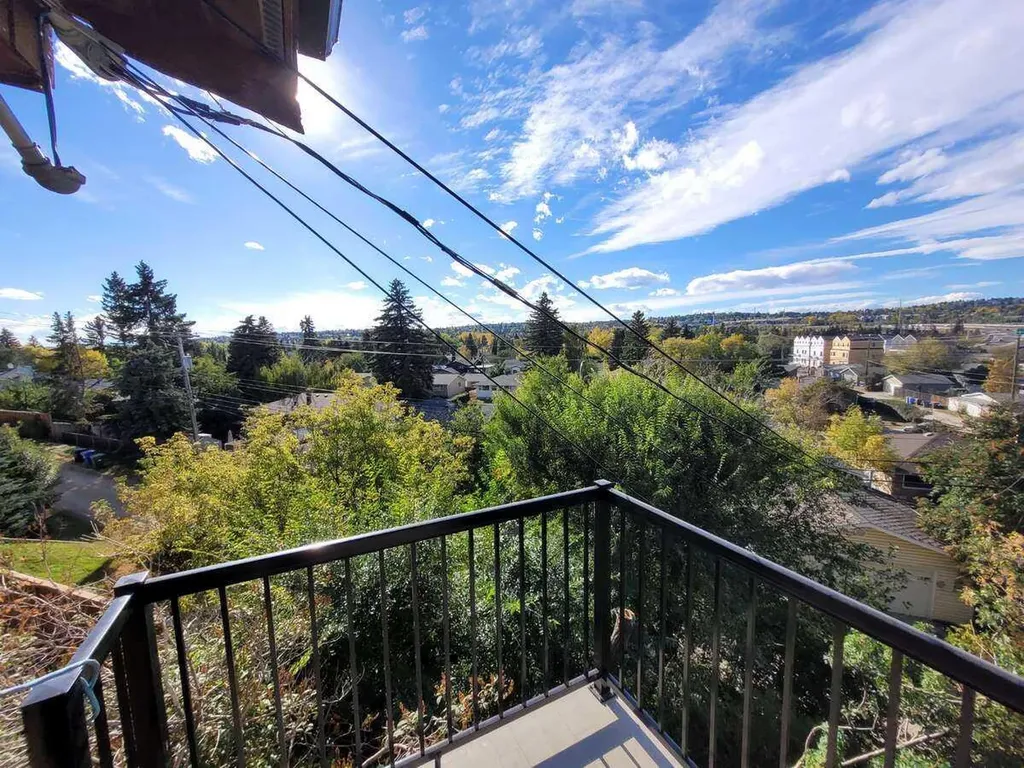 15 Glenview Drive SW Calgary AB T3E 4H4