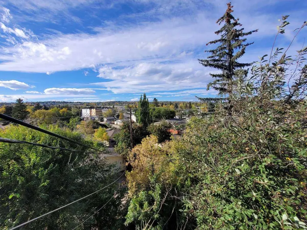 15 Glenview Drive SW Calgary AB T3E 4H4